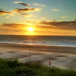 Amazing Beach & Sunsets Just 75M From The Beach!
